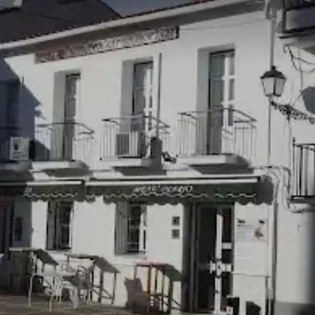 Hostal 2 Estrellas -Restaurante Las Tres Encinas En El Centro Del Pueblo Cabeza la Vaca 외부 사진