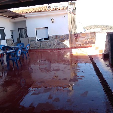 Hostal 2 Estrellas -Restaurante Las Tres Encinas En El Centro Del Pueblo Cabeza la Vaca 외부 사진