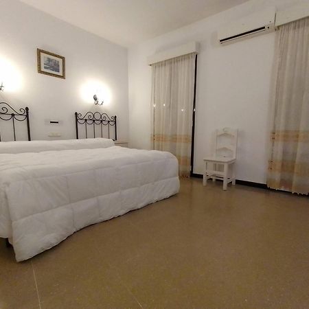 Hostal 2 Estrellas -Restaurante Las Tres Encinas En El Centro Del Pueblo Cabeza la Vaca 외부 사진