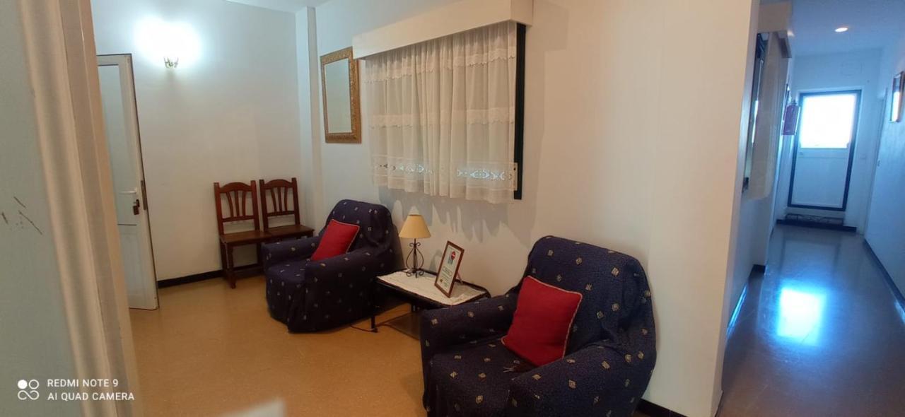 Hostal 2 Estrellas -Restaurante Las Tres Encinas En El Centro Del Pueblo Cabeza la Vaca 외부 사진