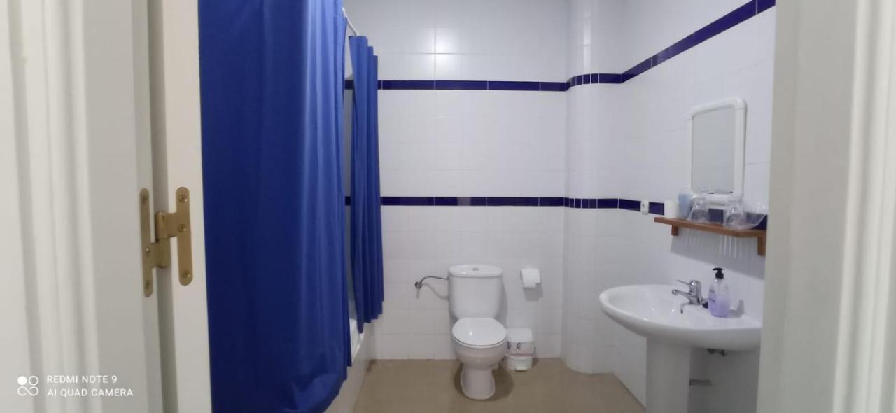 Hostal 2 Estrellas -Restaurante Las Tres Encinas En El Centro Del Pueblo Cabeza la Vaca 외부 사진