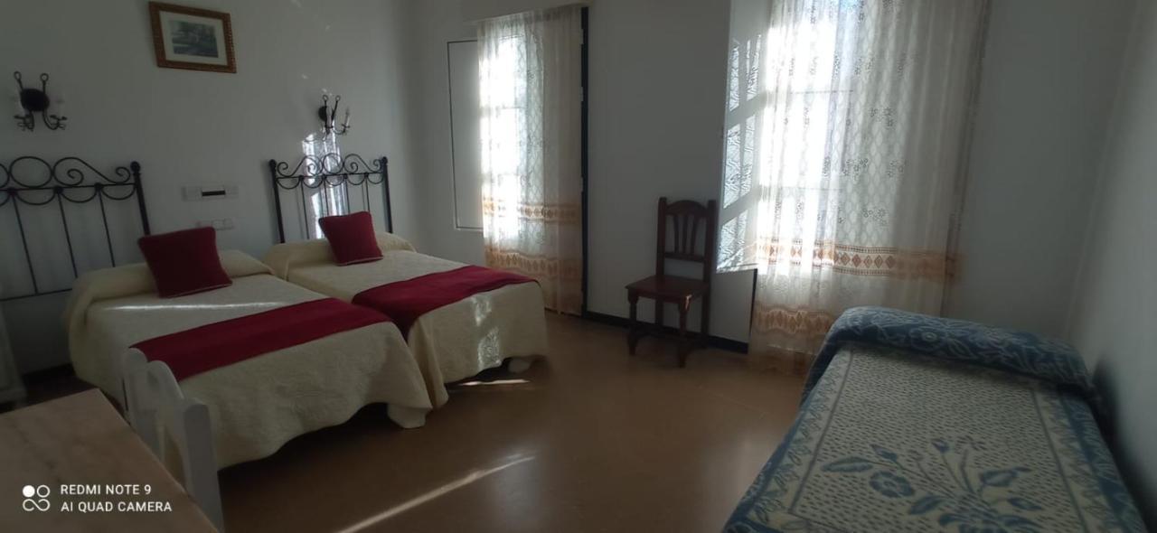 Hostal 2 Estrellas -Restaurante Las Tres Encinas En El Centro Del Pueblo Cabeza la Vaca 외부 사진