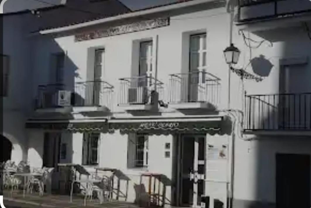 Hostal 2 Estrellas -Restaurante Las Tres Encinas En El Centro Del Pueblo Cabeza la Vaca 외부 사진