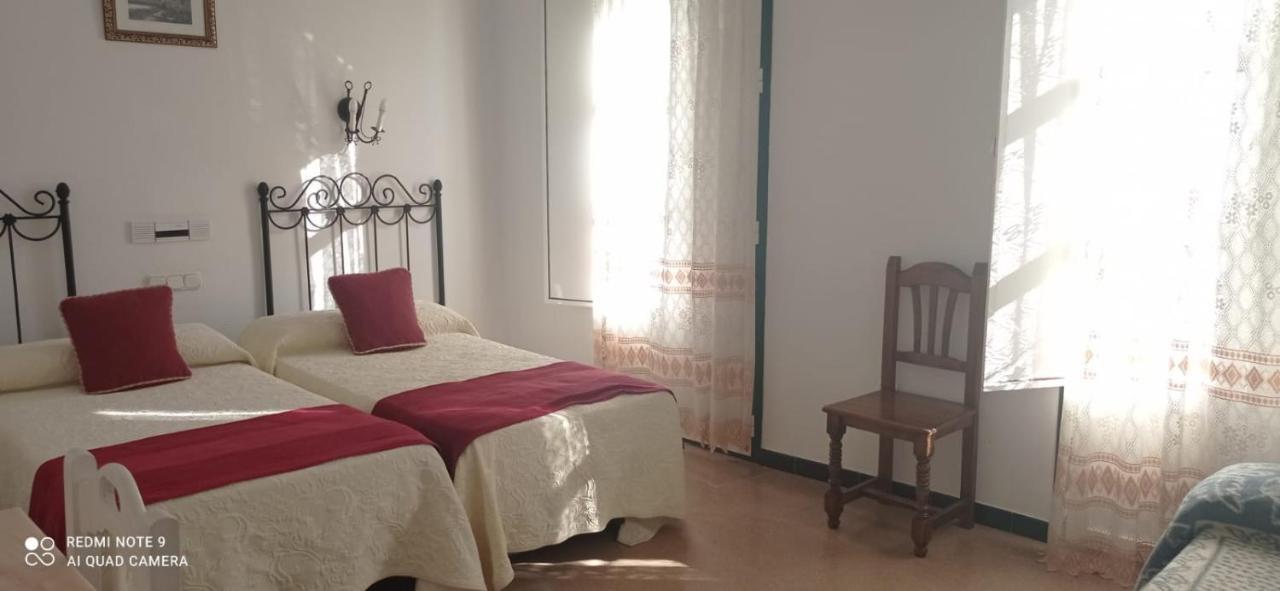 Hostal 2 Estrellas -Restaurante Las Tres Encinas En El Centro Del Pueblo Cabeza la Vaca 외부 사진