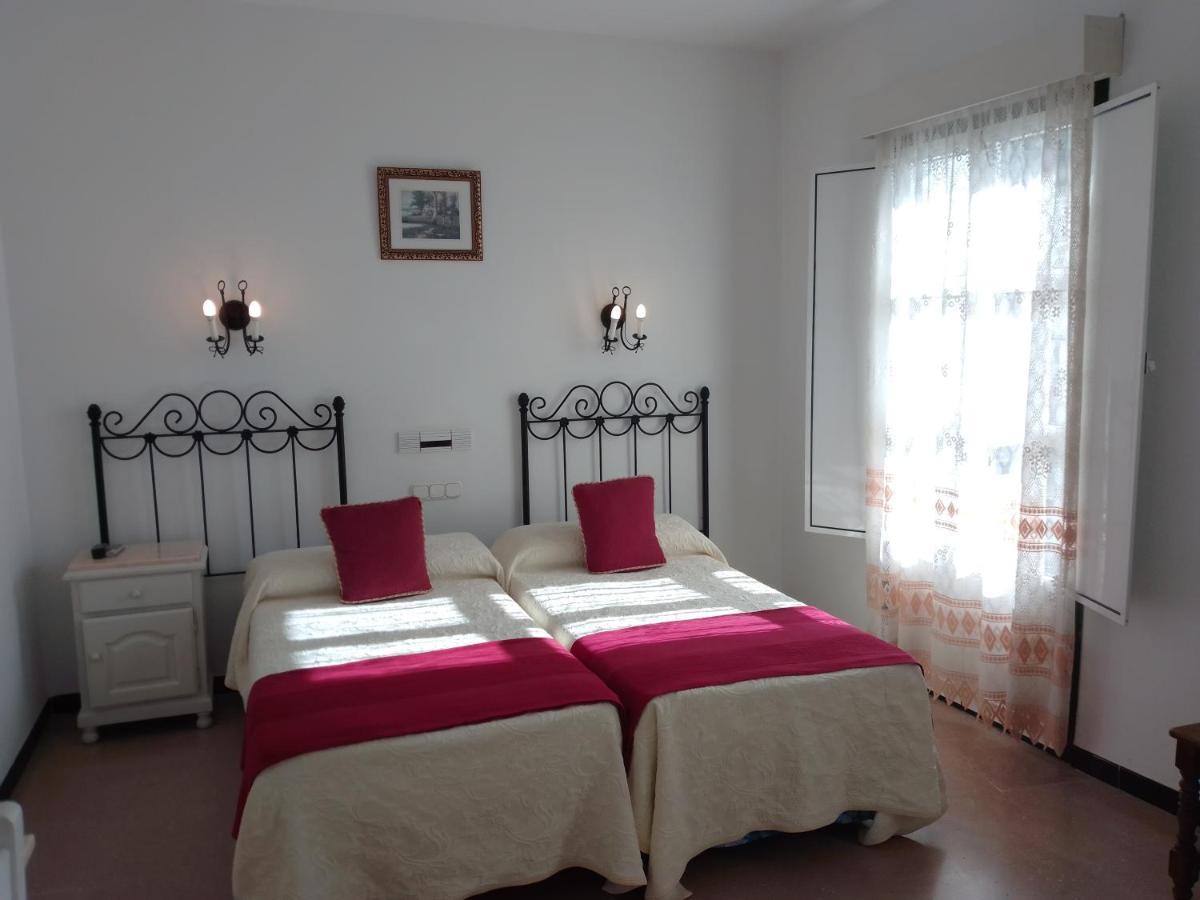 Hostal 2 Estrellas -Restaurante Las Tres Encinas En El Centro Del Pueblo Cabeza la Vaca 외부 사진