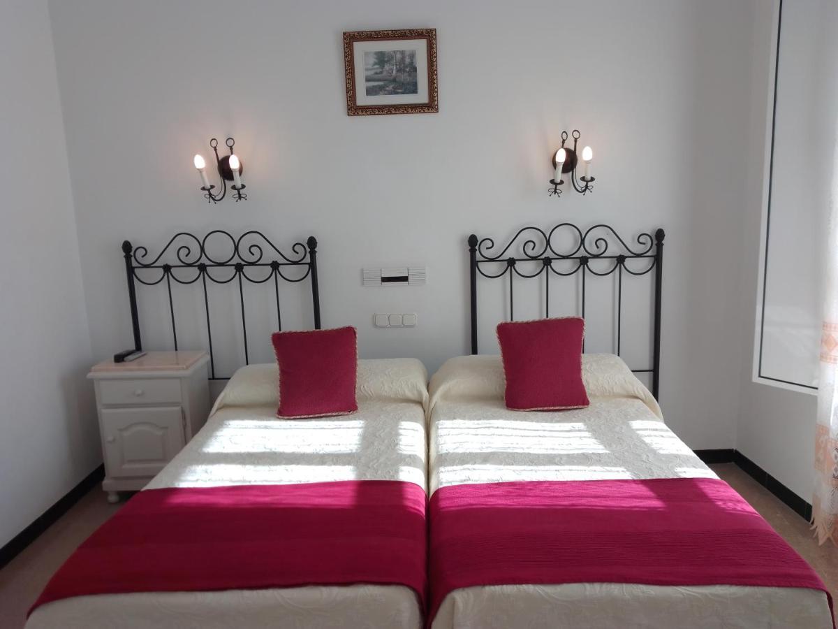 Hostal 2 Estrellas -Restaurante Las Tres Encinas En El Centro Del Pueblo Cabeza la Vaca 외부 사진