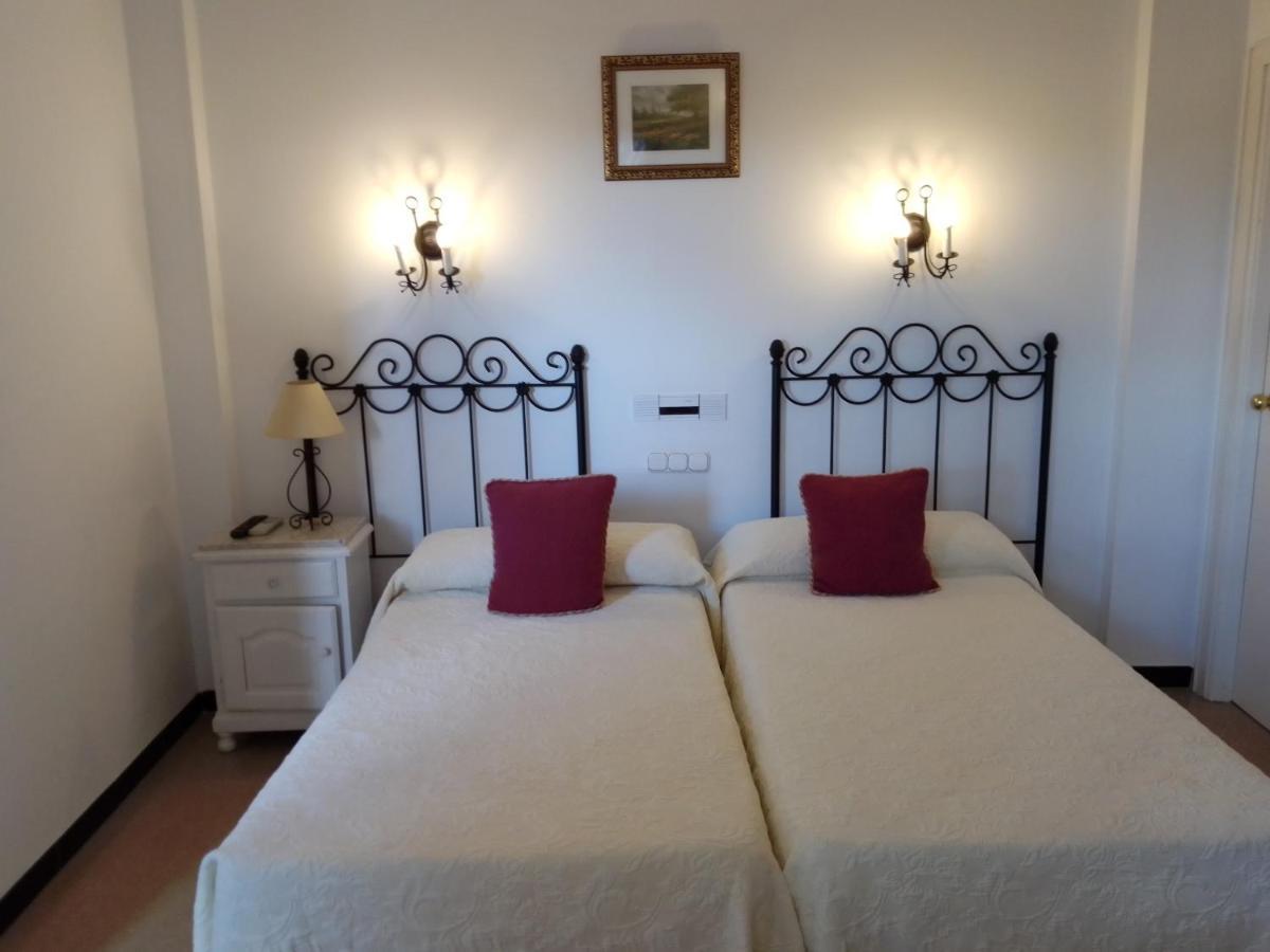 Hostal 2 Estrellas -Restaurante Las Tres Encinas En El Centro Del Pueblo Cabeza la Vaca 외부 사진