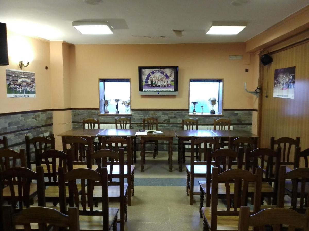 Hostal 2 Estrellas -Restaurante Las Tres Encinas En El Centro Del Pueblo Cabeza la Vaca 외부 사진