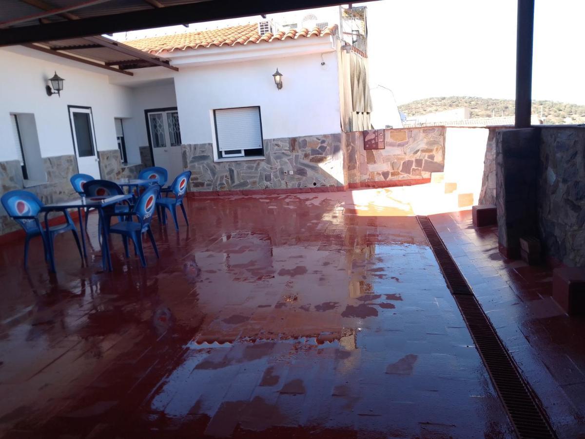 Hostal 2 Estrellas -Restaurante Las Tres Encinas En El Centro Del Pueblo Cabeza la Vaca 외부 사진