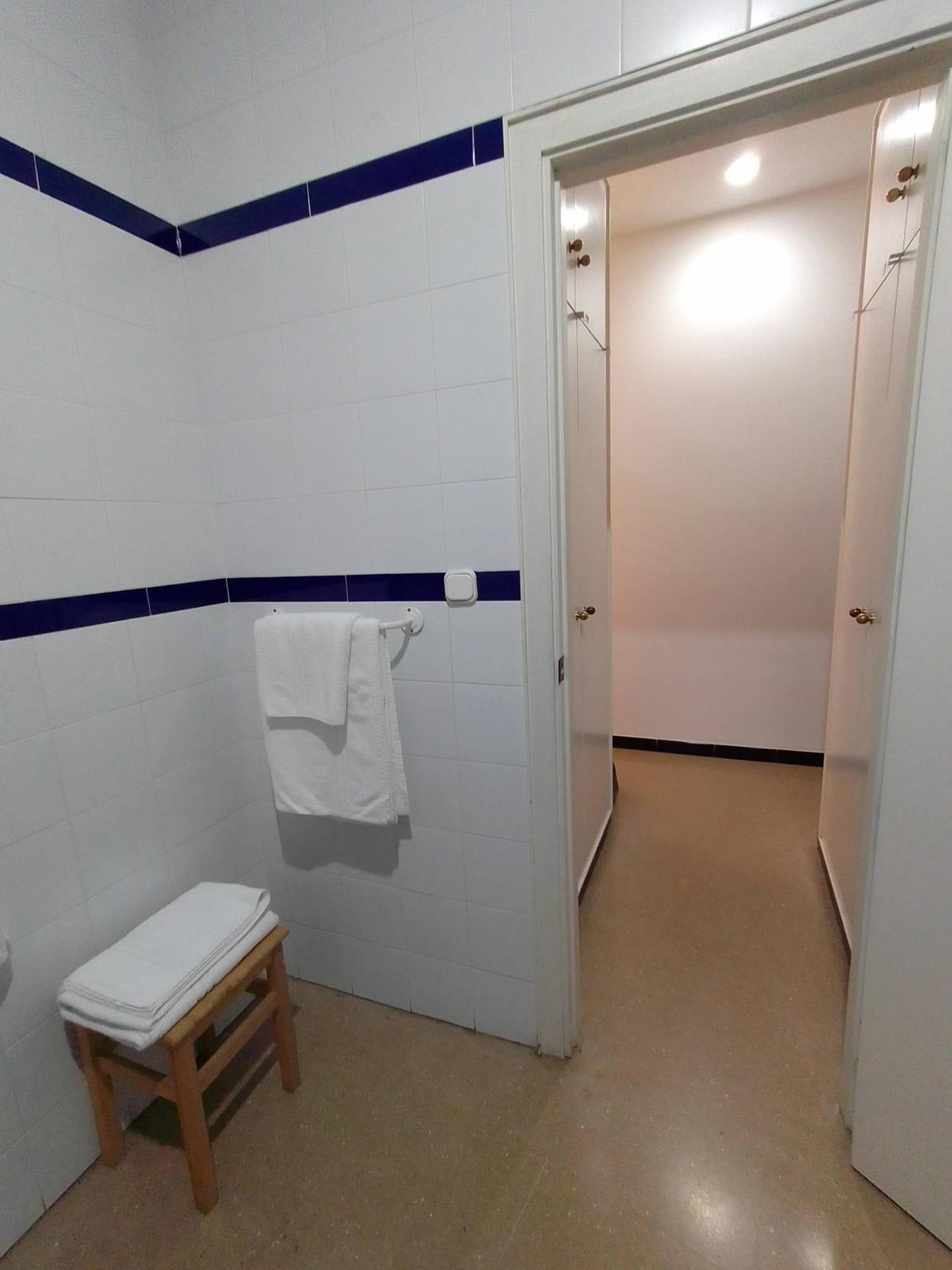 Hostal 2 Estrellas -Restaurante Las Tres Encinas En El Centro Del Pueblo Cabeza la Vaca 외부 사진