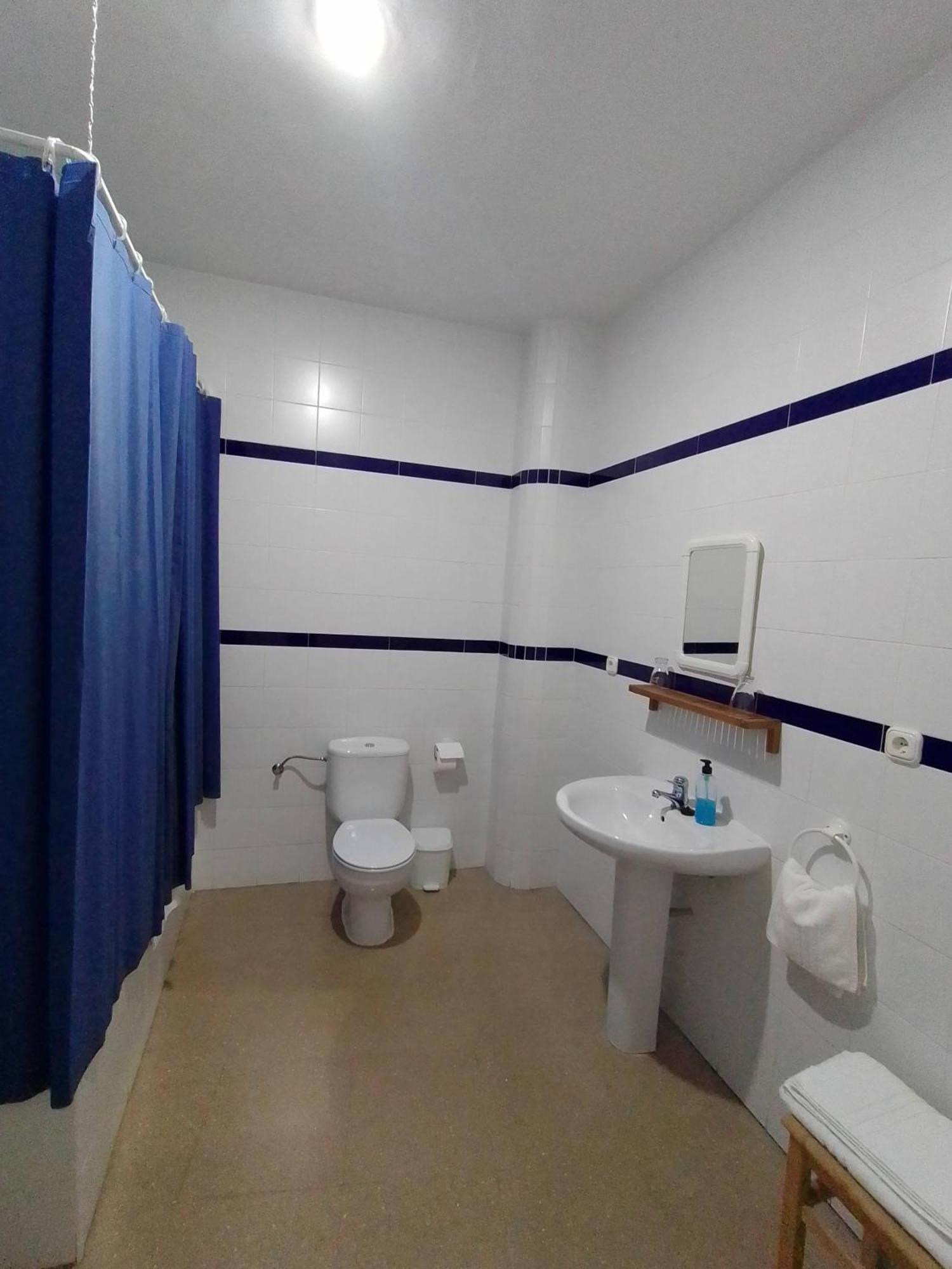 Hostal 2 Estrellas -Restaurante Las Tres Encinas En El Centro Del Pueblo Cabeza la Vaca 외부 사진