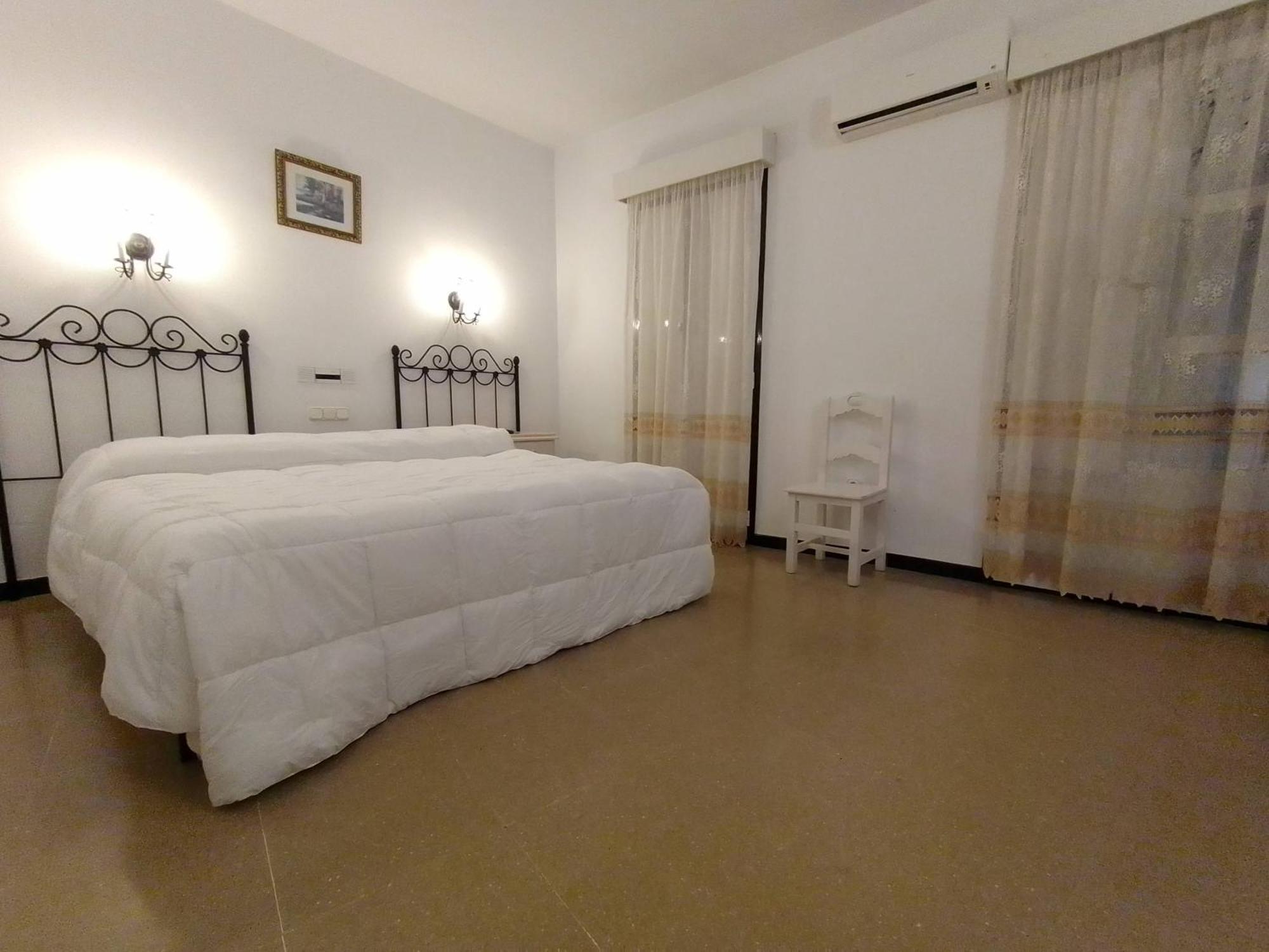 Hostal 2 Estrellas -Restaurante Las Tres Encinas En El Centro Del Pueblo Cabeza la Vaca 외부 사진