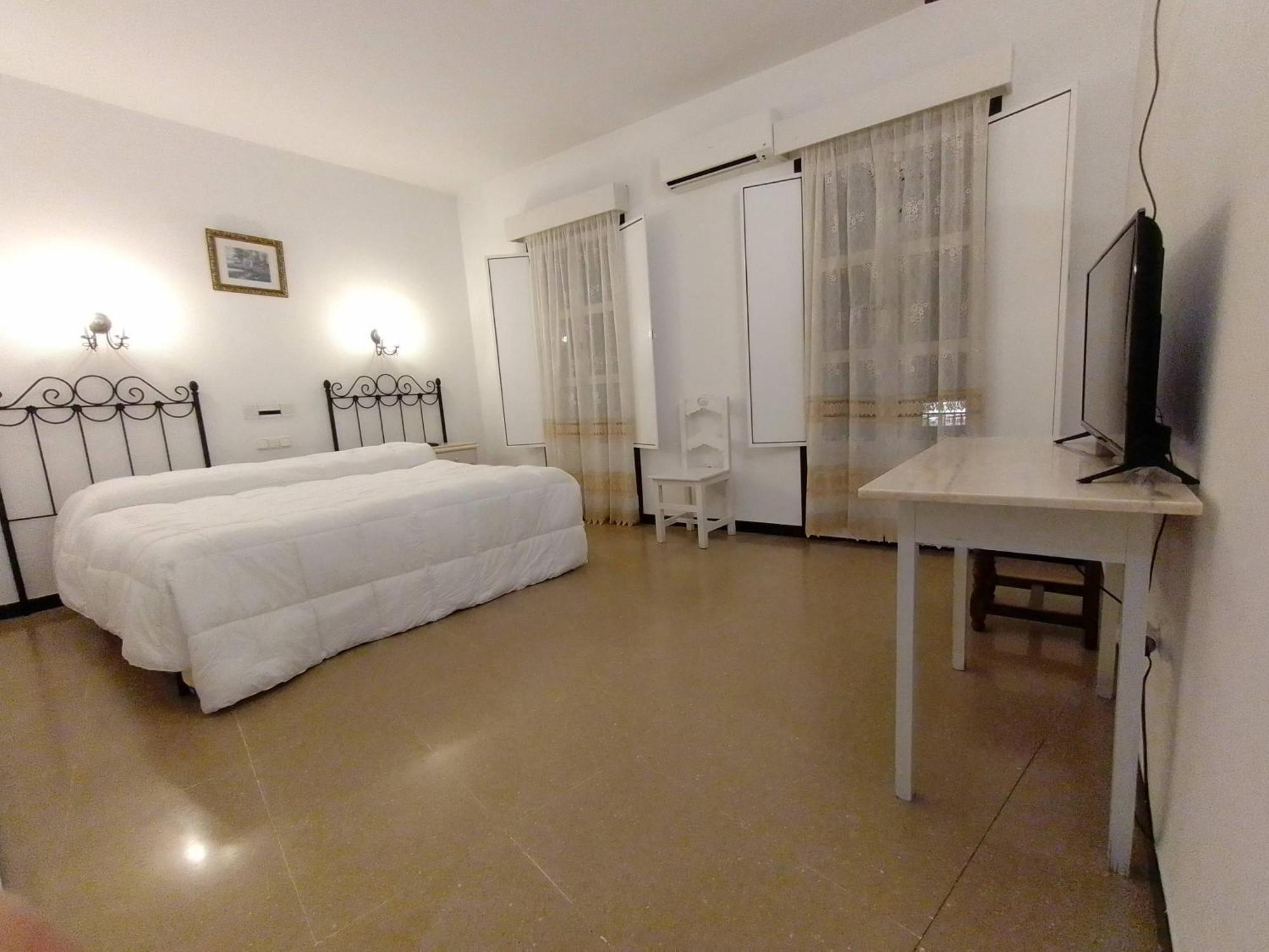 Hostal 2 Estrellas -Restaurante Las Tres Encinas En El Centro Del Pueblo Cabeza la Vaca 외부 사진
